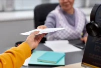 Verifikasi arsip sertifikat tanah dan bangunan di kantor pertanahan (BPN) untuk cek legalitas rumah syariah