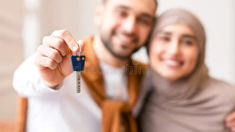 Serah terima kunci rumah syariah dan keluarga merayakan kepemilikan rumah baru
